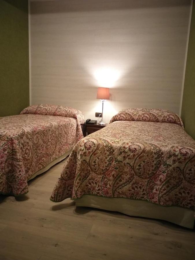 Hotel Giral บีเอสกัส ภายนอก รูปภาพ
